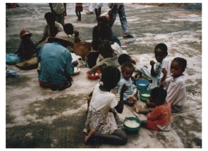 distribuzione cibo a bambini in deficit.JPG (36146 byte)